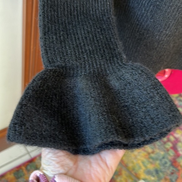 Vero Moda  NWT  Simone V-neck Ruffle Blouse   Long sleeve. Bell at ends  Size XS - Picture 5 of 11